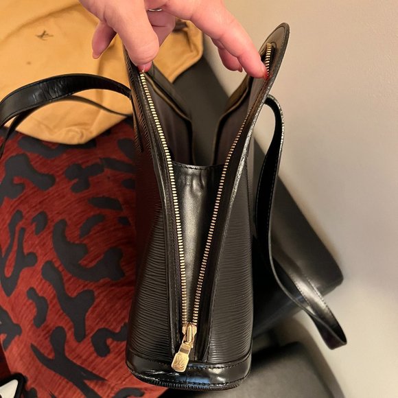 LOUIS VUITTON EPI LUSSAC BLACK LEATHER HANDDBAG - Picture 10 of 15